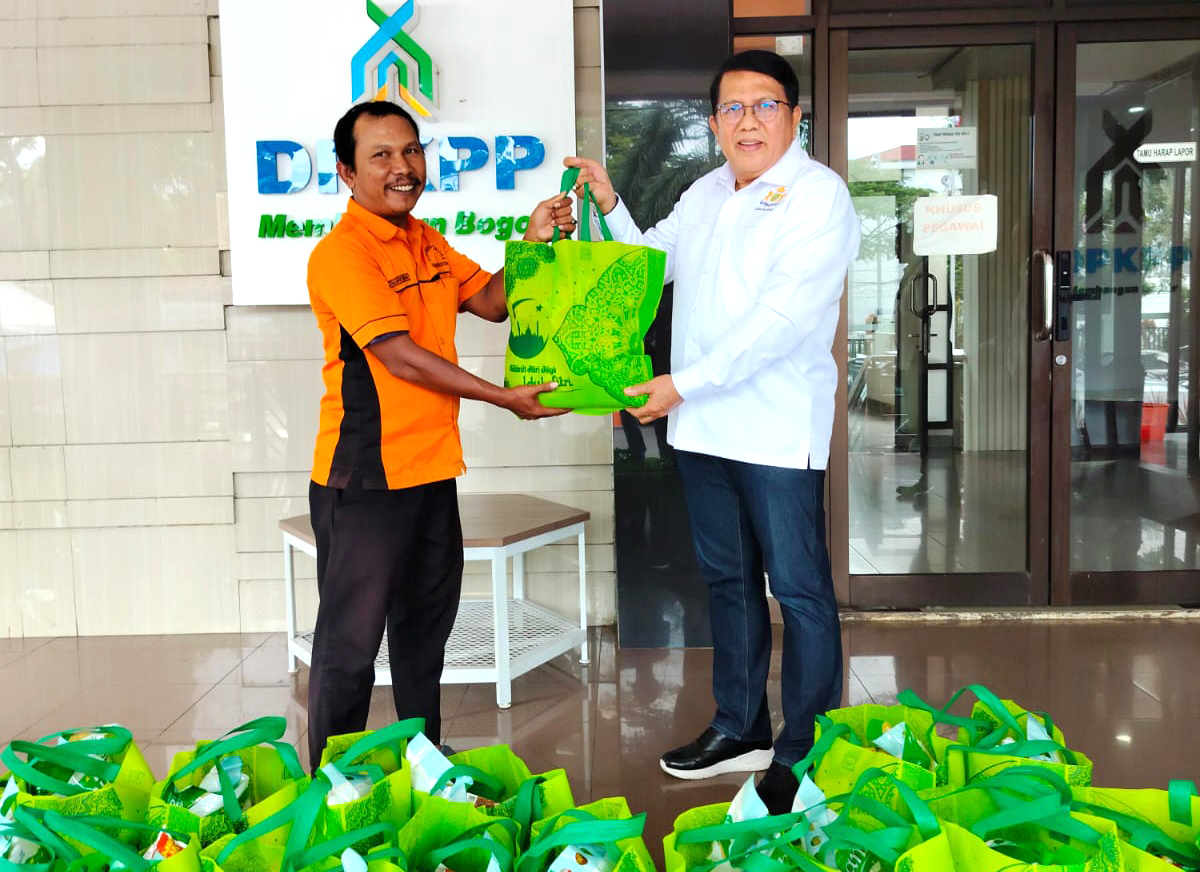 Penyerahan secara simbolis Paket Sembako Lebaran kepada Tim Security dan Bagian Umum Dinas DPKPP Kabupaten Bogor